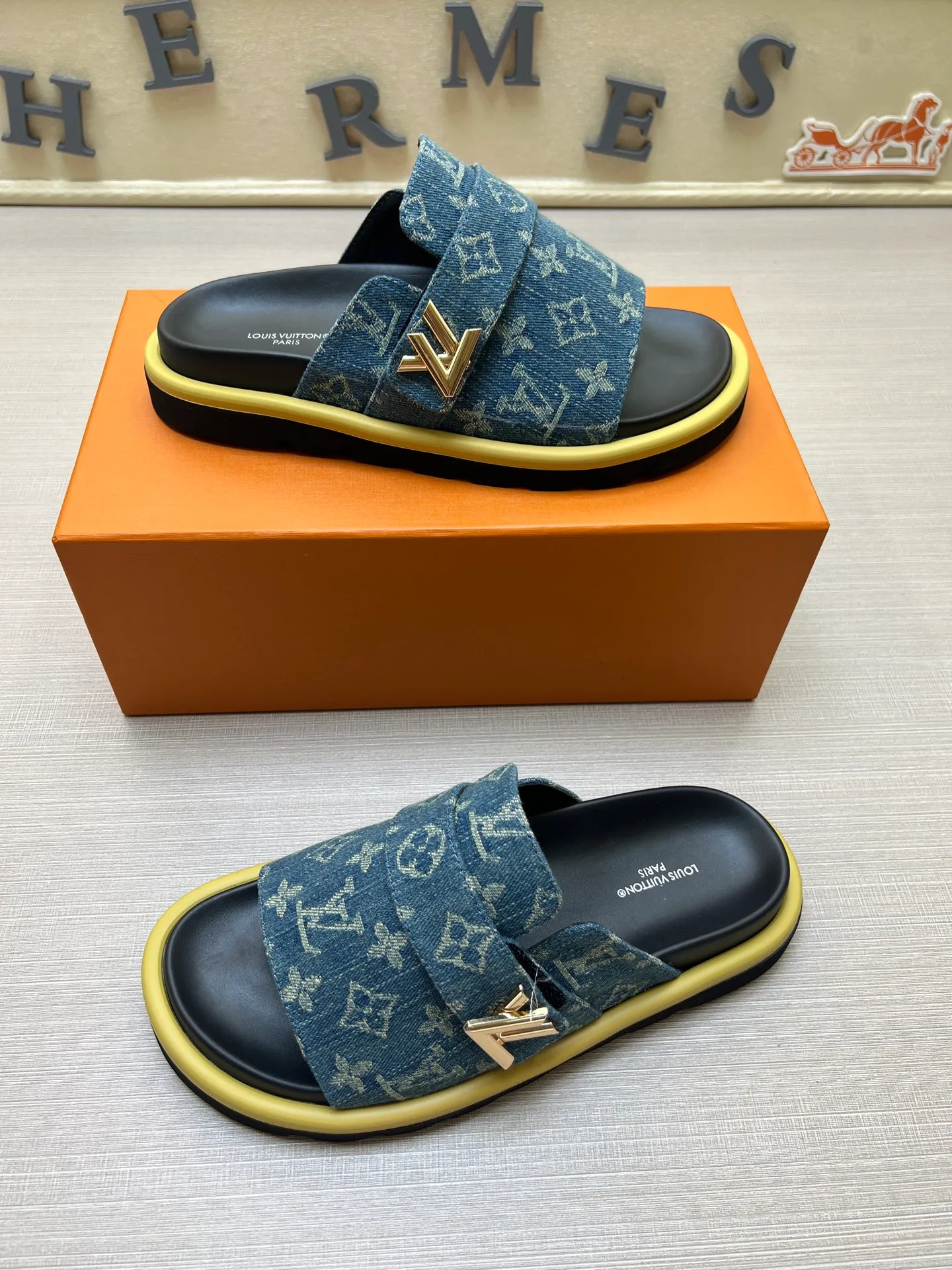 Factory price: 360💰【LOUIS VUITTON】Louis Vuitton, LV printing, men's and women's slippers are on the market, drawer box packaging with cloth bag, card, the upper pattern looks very soft and waxy, super versatile leg slimming artifact. Fabric: imported denim/canvas/old fabric, LV hardware LOGO, official website pattern printing, comfortable to wear, foot pads: high elastic men's shoes💰U water table. Sole: foam sole, heel height: about 5cm. Code number: 35-46, 35, 45, 46 are custom-made and non-returnable. Color: multiple colors and styles available.